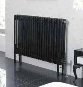 Une photo de notre radiateur traditionnel noir en style fonte Hudson Reed.